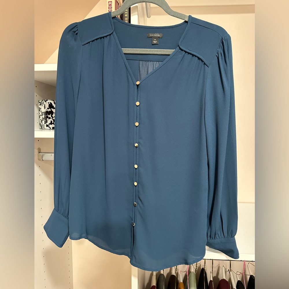 Ann Taylor v-neck refined button placket front